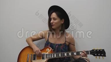 女人用电吉他演奏乡村风格的音乐。 音乐乐器的概念。 女吉他练习